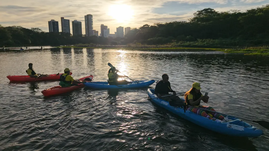 Passeio de caiaque no rio Poty une aventura, lazer e consciência ambiental