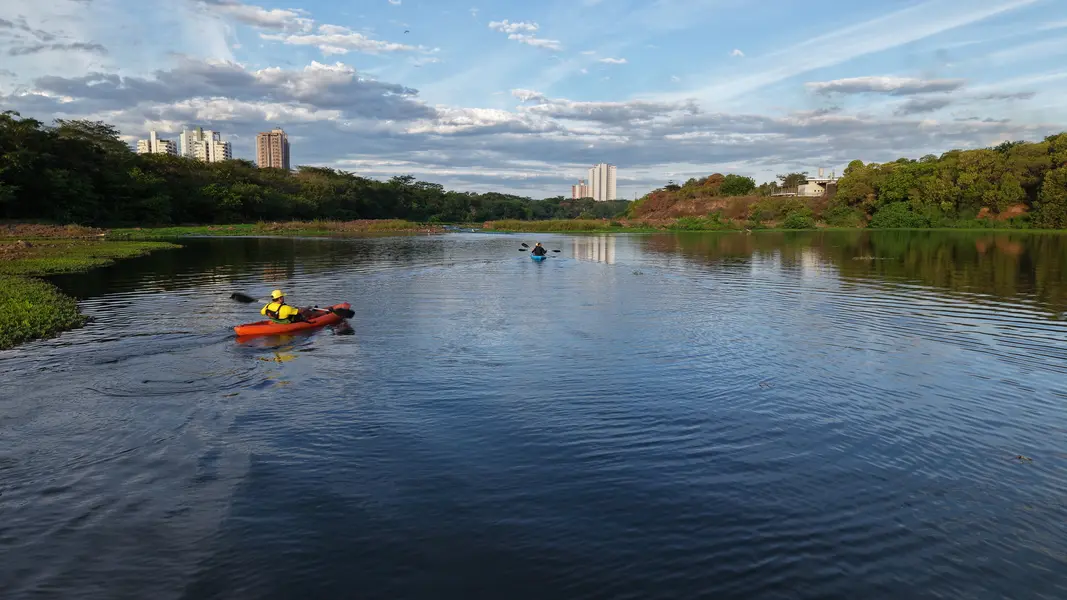 Passeio de caiaque no rio Poty une aventura, lazer e consciência ambiental