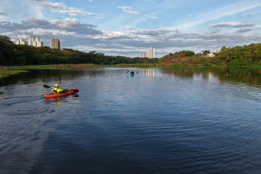 Passeio de caiaque no rio Poty une aventura, lazer e consciência ambiental
