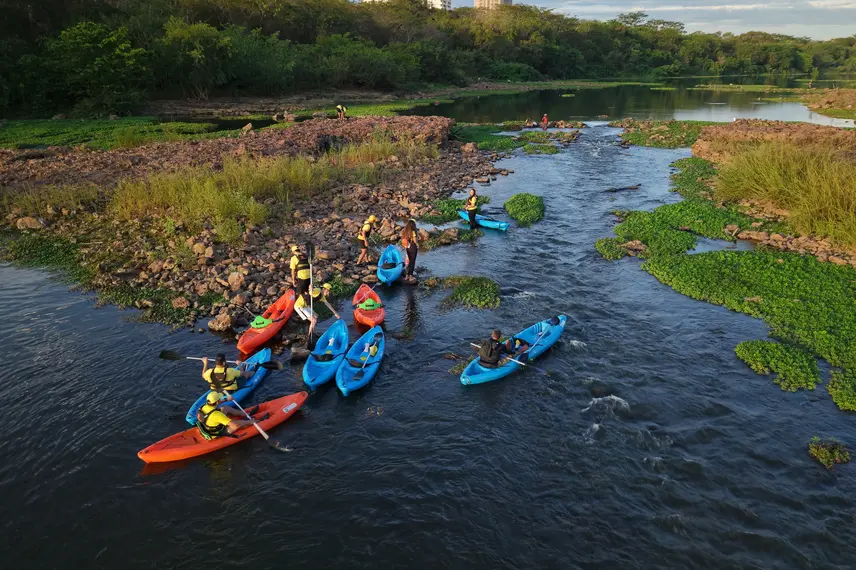 Passeio de caiaque no rio Poty une aventura, lazer e consciência ambiental