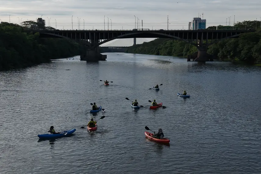 Passeio de caiaque no rio Poty une aventura, lazer e consciência ambiental