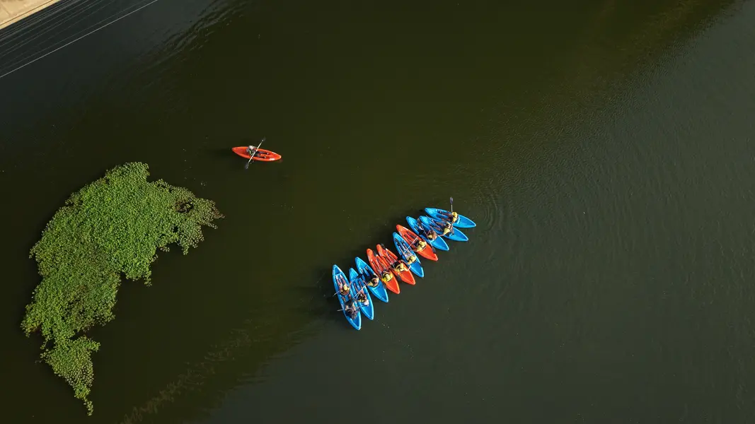 Passeio de caiaque no rio Poty une aventura, lazer e consciência ambiental
