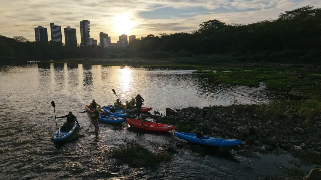 Passeio de caiaque no rio Poty une aventura, lazer e consciência ambiental
