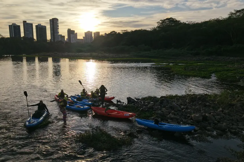 Passeio de caiaque no rio Poty une aventura, lazer e consciência ambiental