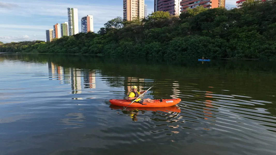 Passeio de caiaque no rio Poty une aventura, lazer e consciência ambiental