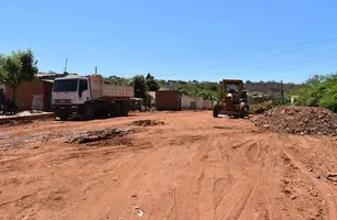 Picos dá início a revitalização de rua intrafegável na comunidade Quilombo (Foto: CCOM)