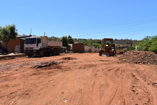 Picos dá início a revitalização de rua intrafegável na comunidade Quilombo