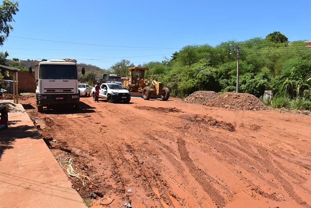 Picos dá início a revitalização de rua intrafegável na comunidade Quilombo