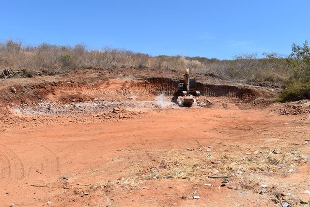 Picos dá início a revitalização de rua intrafegável na comunidade Quilombo