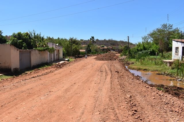Picos dá início a revitalização de rua intrafegável na comunidade Quilombo