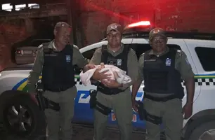 Policiais militares usam manobra de Heimlich e salvam vidas de bebês engasgados (Foto: Reprodução)