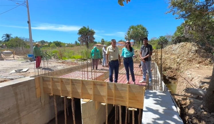 Prefeitura de Caraúbas inicia construção de ponte no bairro Alto Alegre