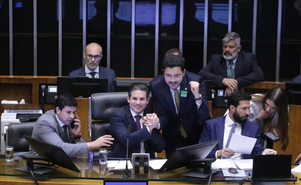 Presidente da Câmara, Hugo Motta, e o relator Jadyel Alencar comemoram votação