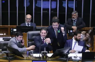 Presidente da Câmara, Hugo Motta, e o relator Jadyel Alencar comemoram votação (Foto: Kayo Magalhães/Câmara dos Deputados)