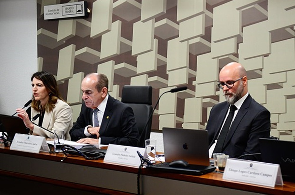 Presidente da CAS, Marcelo Castro (2º à esq.) conduz sabatina de Daniela Cerqueira, Leandro Safatle e Thiago Campos