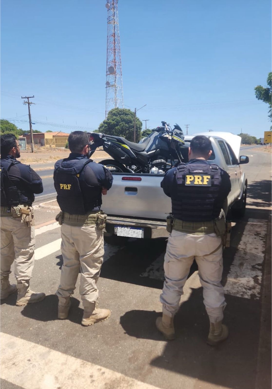 PRF prende homem com 2 veículos roubados; Hilux levava moto roubada