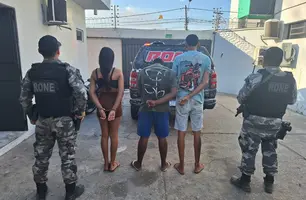 Trio é preso após ser visto embalando drogas para venda na zona Sul de Teresina (Foto: Divulgação/RONE)