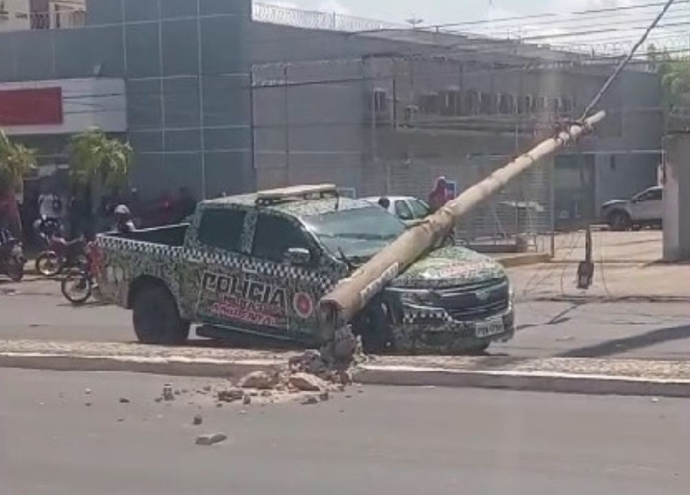 Viatura da Polícia Ambiental perde controle e derruba poste na Barão de Gurgueia