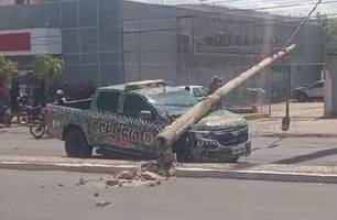 Viatura da Polícia Ambiental perde controle e derruba poste na Barão de Gurgueia (Foto: Reprodução)