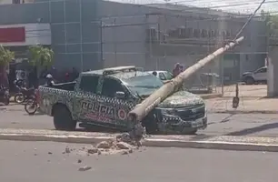Viatura da Polícia Ambiental perde controle e derruba poste na Barão de Gurgueia (Foto: Reprodução)