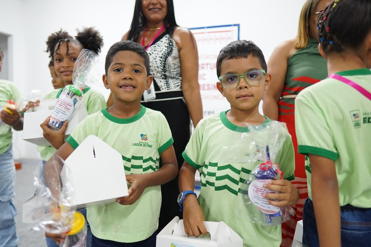 Alunos de Lagoa do Piauí encantam público em colóquio de literatura infantil