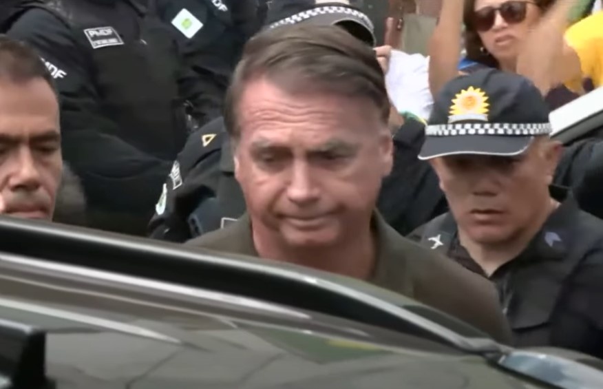 Bolsonaro passará a noite no hospital após passar mal