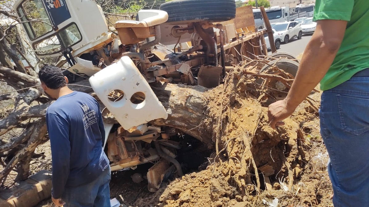 Caçamba tomba e deixa motorista ferido e preso às ferragens na BR-316, em Teresina