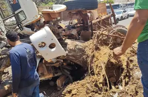 Caçamba tomba e deixa motorista ferido e preso às ferragens na BR-316, em Teresina (Foto: Reprodução)