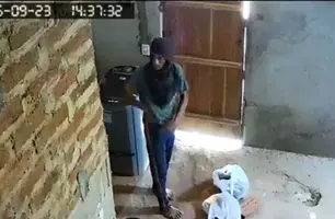 Câmera de segurança flagra homem que foi preso furtando casa no Piauí (Foto: Reprodução)