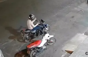 Câmeras flagram motoqueiro roubando capacete no bairro Vale do Gavião, em Teresina (Foto: Reprodução)