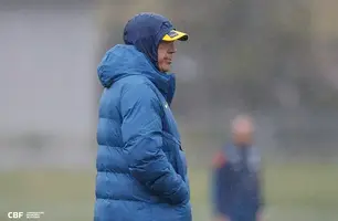 Carlo Ancelotti durante treino da Seleção Brasileira na Granja Comary (Foto: RAFAEL RIBEIRO/ CBF)