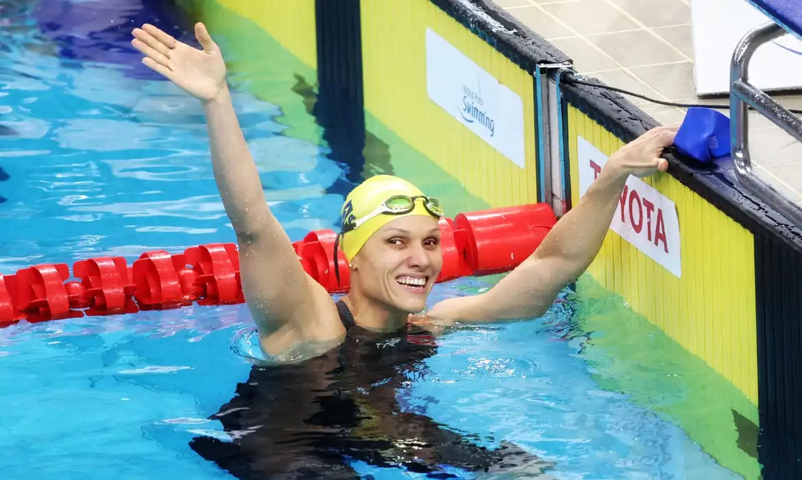 Carol Santiago ganha o ouro da Natação