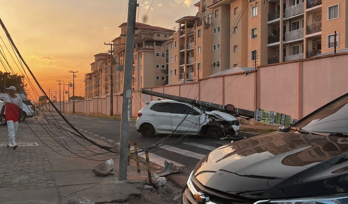 Carro bate em poste e deixa trânsito lento na avenida Homero Castelo Branco