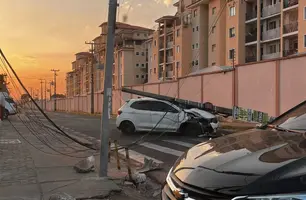 Carro bate em poste e deixa trânsito lento na avenida Homero Castelo Branco (Foto: Reprodução)