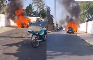 Carro pega fogo e fica destruído em via pública na zona Leste de Teresina (Foto: Reprodução)