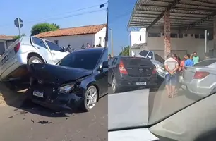Carros ficam 'empilhados' após colisão em cruzamento na cidade de Cocal (Foto: Reprodução)