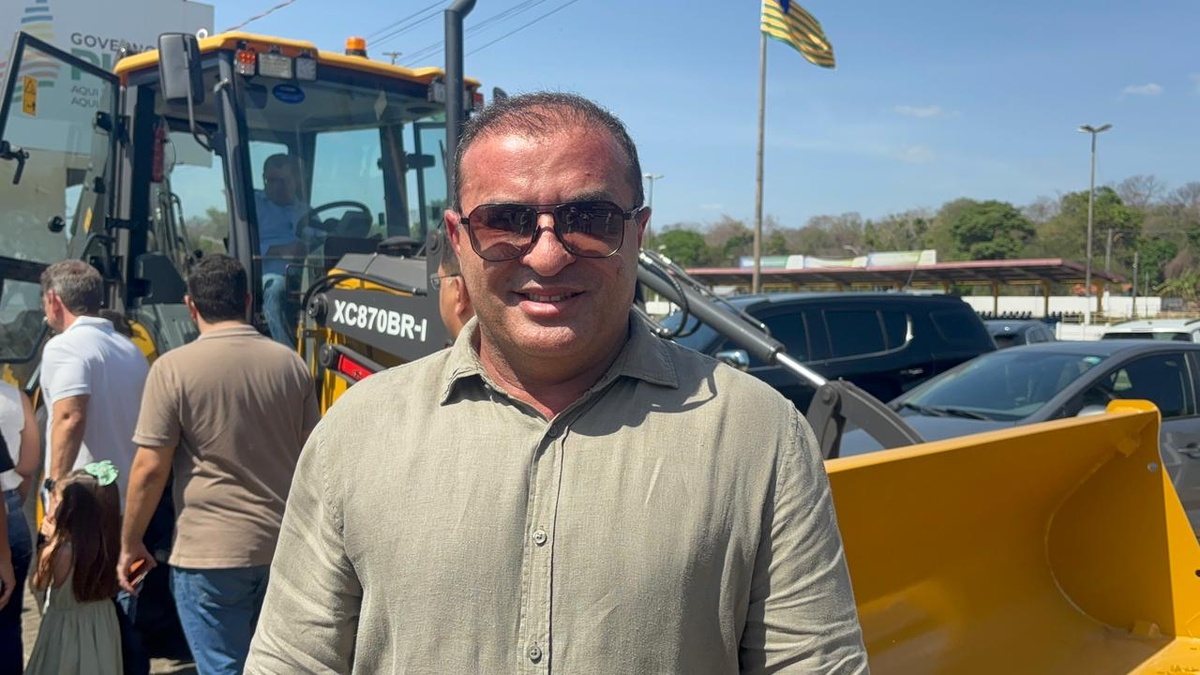 Castro Neto entrega tratores e equipamentos a 11 municípios piauienses