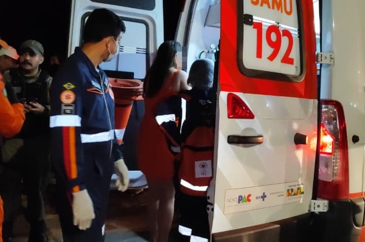 Colisão entre carros deixa jovem de 22 anos ferida em avenida de Parnaíba