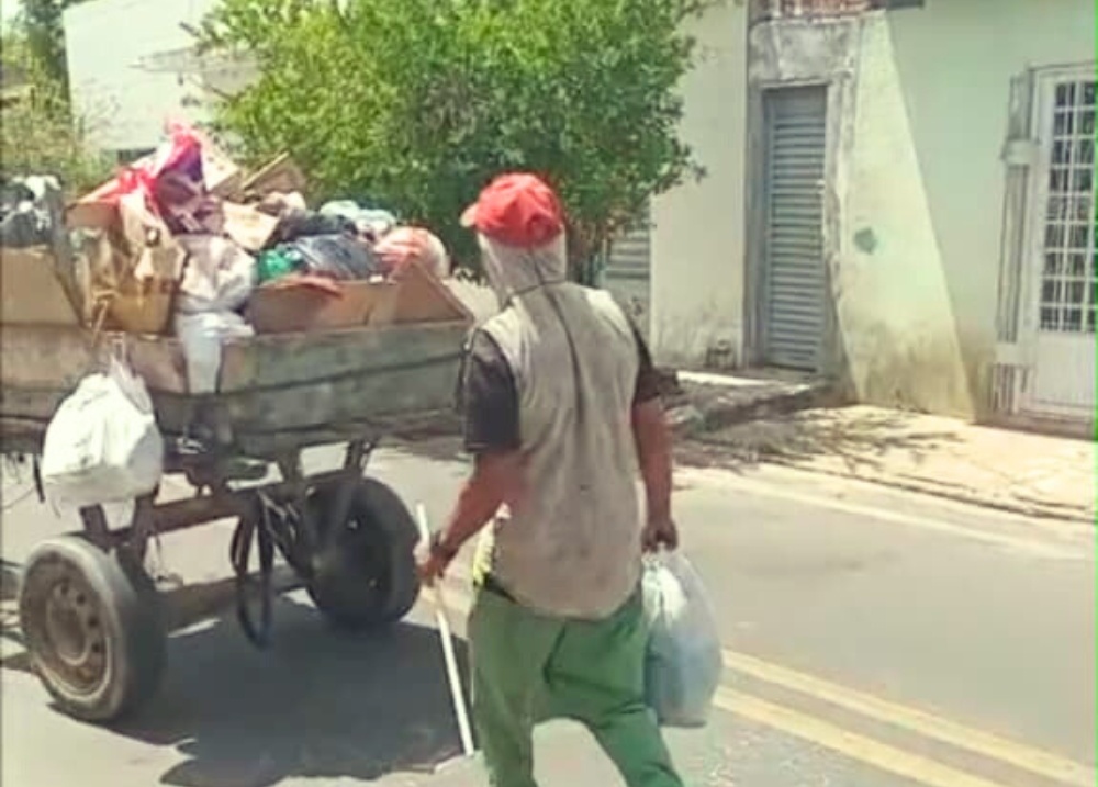 Com a crise na coleta de lixo em Teresina, moradores pagam serviços de carroceiros