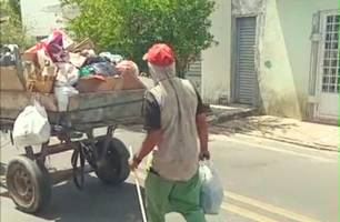 Com a crise na coleta de lixo em Teresina, moradores pagam serviços de carroceiros (Foto: Reprodução) Com a crise na coleta de lixo em Teresina, moradores pagam serviços de carroceiros (Foto: Reprodução)