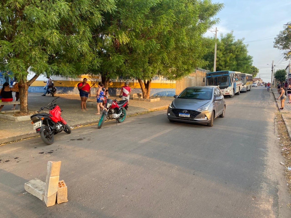 Criança é atropelada em frente a escola em Teresina; moradores denunciam descaso