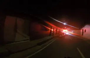 Criminosos invadem casa de PM, rendem filha e atiram contra residência em Teresina (Foto: Repórter 12)