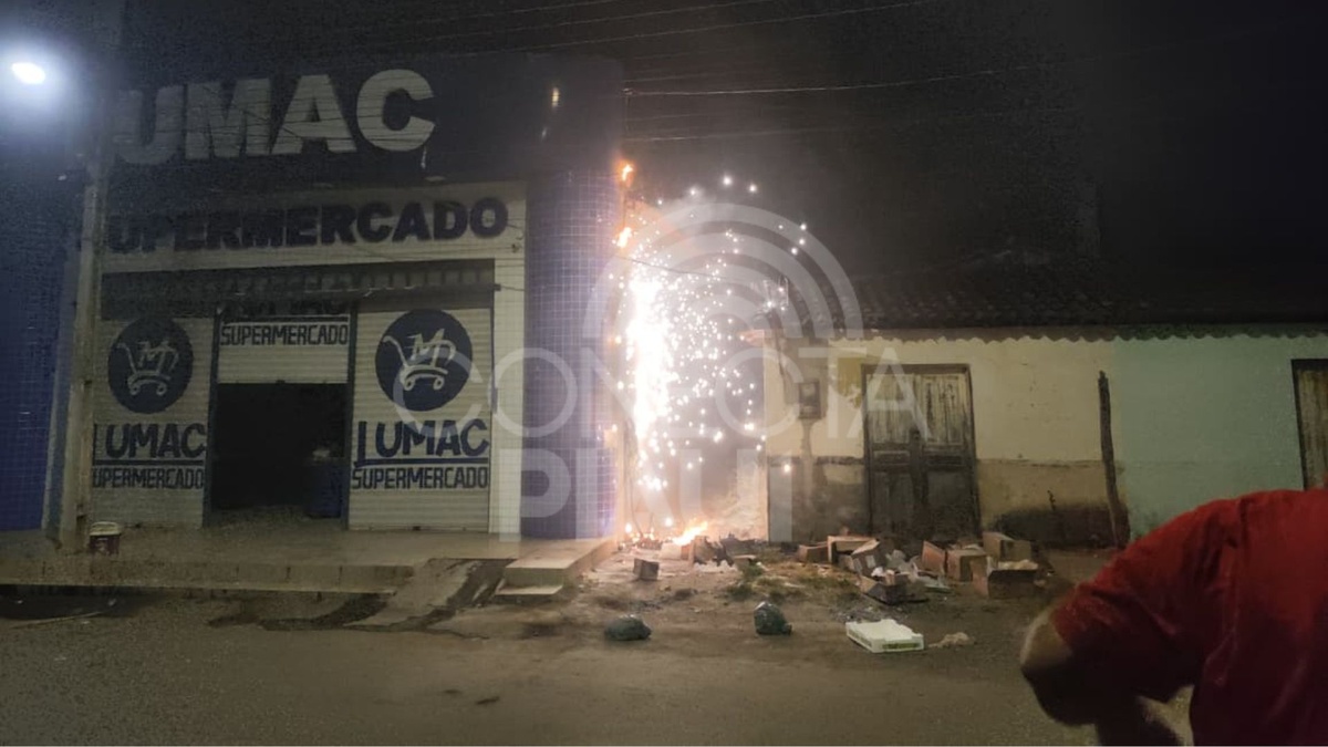 Curto-circuito causa incêndio próximo a supermercado e assusta moradores no Piauí