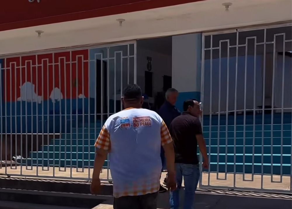 De acordo com informações, a acusada, identificada apenas pelas iniciais A. F. J., teria efetuado vários disparos contra a residência de outra mulher. A motivação do crime seria uma possível relação extraconjugal entre a vítima e o marido da suspeita. Os disparos teriam sido feitos com a própria arma de fogo do companheiro.