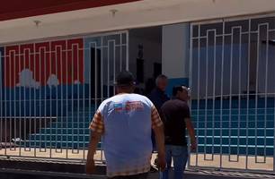 De acordo com informações, a acusada, identificada apenas pelas iniciais A. F. J., teria efetuado vários disparos contra a residência de outra mulher. A motivação do crime seria uma possível relação extraconjugal entre a vítima e o marido da suspeita. Os disparos teriam sido feitos com a própria arma de fogo do companheiro. (Foto: Reprodução)