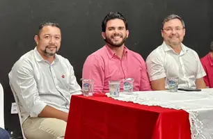 Deputado Dr. Marcus Vinícius prestigia solenidade que empossou Enofre Carvalho na presidência do PT em Floriano (Foto: Reprodução)