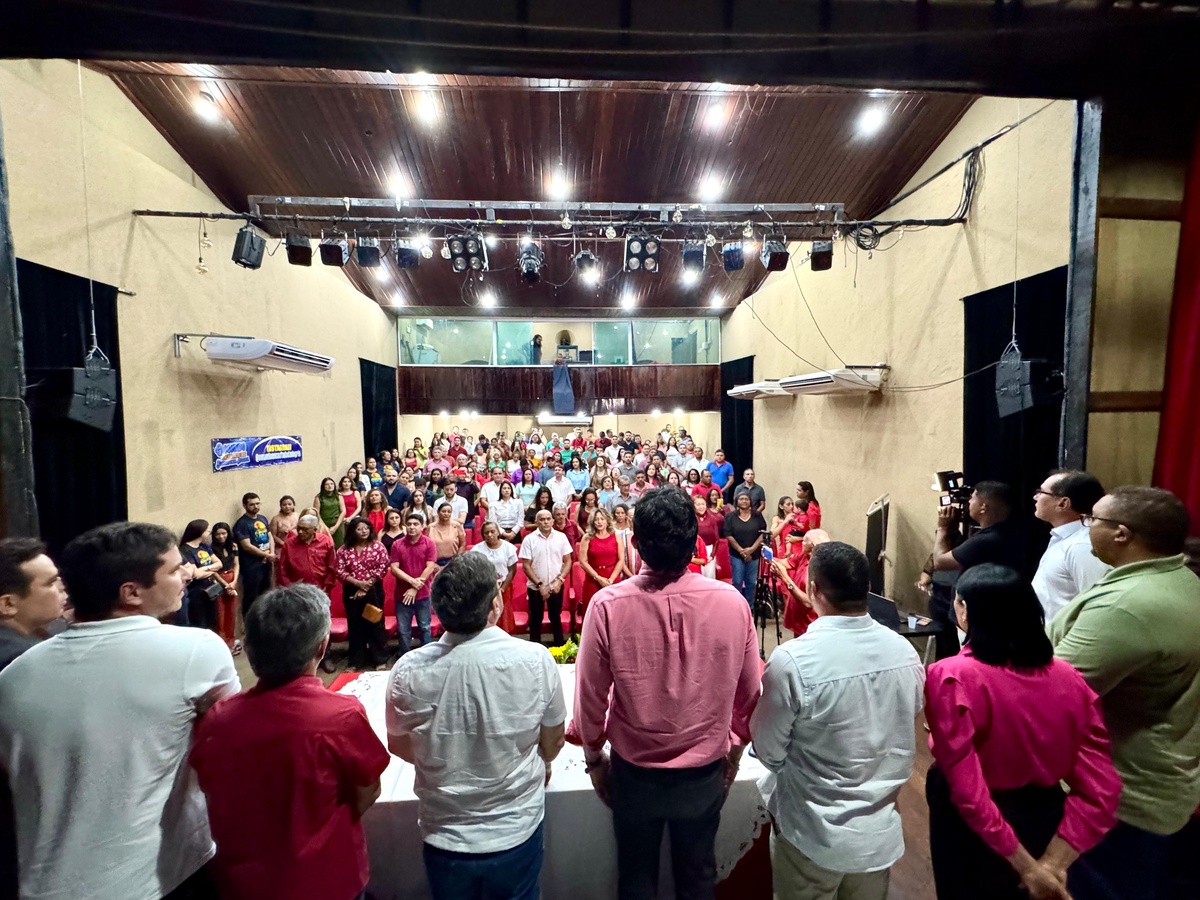 Deputado Dr. Marcus Vinícius prestigia solenidade que empossou Enofre Carvalho na presidência do PT em Floriano