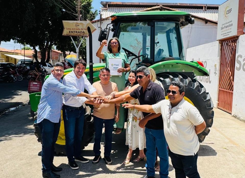 Deputado Marden Menezes entrega trator e kits de irrigação em Valença
