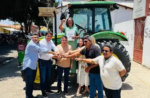 Deputado Marden Menezes entrega trator e kits de irrigação em Valença (Foto: Reprodução)
