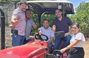 Deputados reforçam base em Beneditinos com entrega de trator a comunidade rural (Foto: Reprodução/Redes sociais)